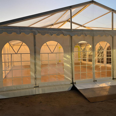 Chapiteau avec fenêtres Windows par LDC location de chapiteaux pour agrandir un restaurant en hiver