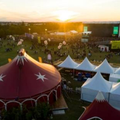 LDC location de chapiteaux pour événements culturels comme le Festival Printemps de Pérouges aux portes de Lyon