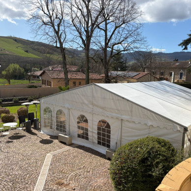 espace réceptif dans un chapiteau multiforme pour une entreprise dans le Beaujolais près de Lyon