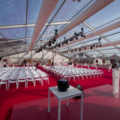 Location de chapiteau LDC traditionnel avec entoilage cristal pour inaugurer une entreprise de Lyon.