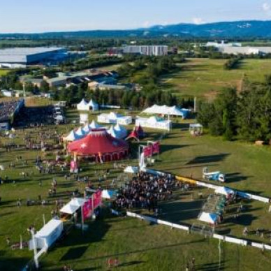 LDC location de chapiteaux pour événements culturels comme le Festival Printemps de Pérouges aux portes de Lyon