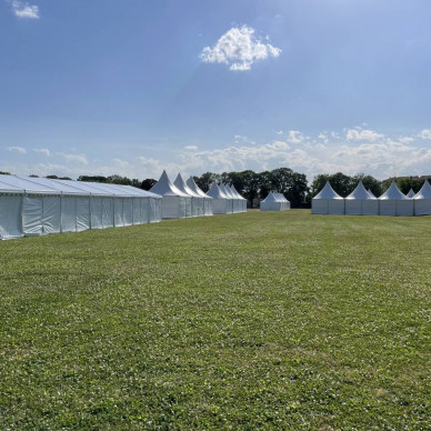 nombreux chapiteaux pour événement solidaire et sportif
