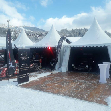 Concours d'automobiles sous la neige
