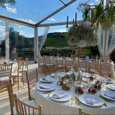 Location de chapiteau LDC pour mariage dans le Beaujolais avec lumière du jour et vue sur les vignes