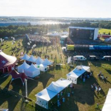 LDC location de chapiteaux pour événements culturels comme le Festival Printemps de Pérouges aux portes de Lyon