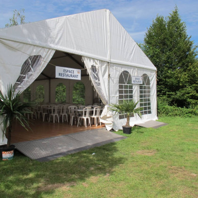 Location de garden cottage et chapiteau traditionnel pour le salon BTP au Parc des Oiseaux entre Lyon, Mâcon et Bourg-en-Bresse par LDC