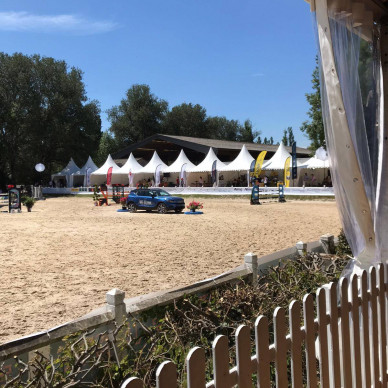 Location de nombreux chapiteaux garden et d'une grande structure traditionnelle par LDC pour un Jumping à Lyon