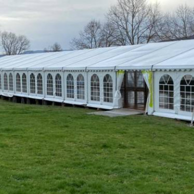 LDC a installé plusieurs chapiteaux près de Mâcon en Bourgogne pour le tournage d'un film de cinéma