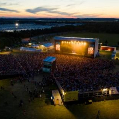 LDC location de chapiteaux pour événements culturels comme le Festival Printemps de Pérouges aux portes de Lyon