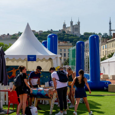 Fan zone de la coupe du monde féminine de foot à Lyon avec des chapiteaux LDC