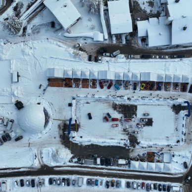 location de chapiteaux LDC pour une exposition de voitures sur neige à Megève - Alpes