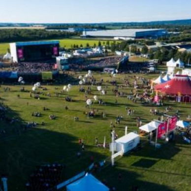 LDC location de chapiteaux pour événements culturels comme le Festival Printemps de Pérouges aux portes de Lyon