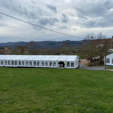 LDC a installé plusieurs chapiteaux près de Mâcon en Bourgogne pour le tournage d'un film de cinéma
