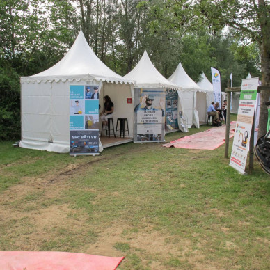 Location de garden cottage et chapiteau traditionnel pour le salon BTP au Parc des Oiseaux entre Lyon, Mâcon et Bourg-en-Bresse par LDC