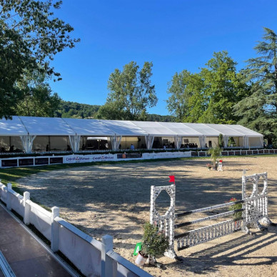 Location de chapiteaux pour un Jumping à Lyon, LDC partenaire des événements sportifs