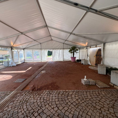 espace réceptif dans un chapiteau multiforme pour une entreprise dans le Beaujolais près de Lyon