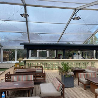 Agrandissement de restaurant avec chapiteaux loués par LDC