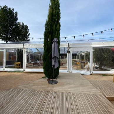 Agrandissement de restaurant avec chapiteaux loués par LDC