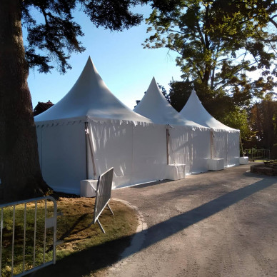 Location de différents chapiteaux et tentes par LDC pour le Festival du Printemps de Pérouges