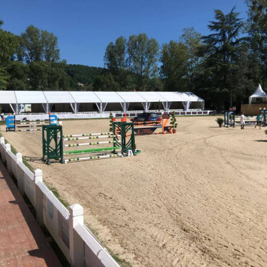 Location de nombreux chapiteaux garden et d'une grande structure traditionnelle par LDC pour un Jumping à Lyon