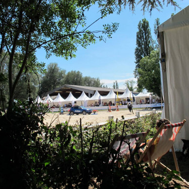 Location de nombreux chapiteaux garden et d'une grande structure traditionnelle par LDC pour un Jumping à Lyon
