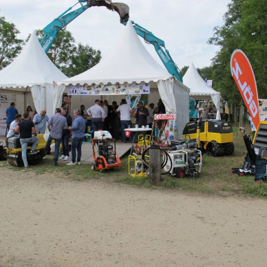 Location de garden cottage et chapiteau traditionnel pour le salon BTP au Parc des Oiseaux entre Lyon, Mâcon et Bourg-en-Bresse par LDC