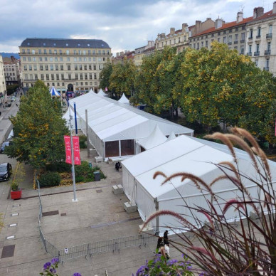 LDC fournit plusieurs chapiteaux pour la Fête du livre, événement culturel à Saint Etienne