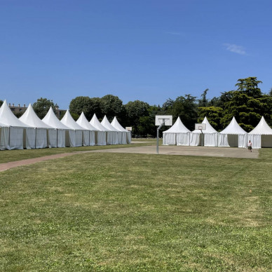 nombreux chapiteaux pour événement solidaire et sportif