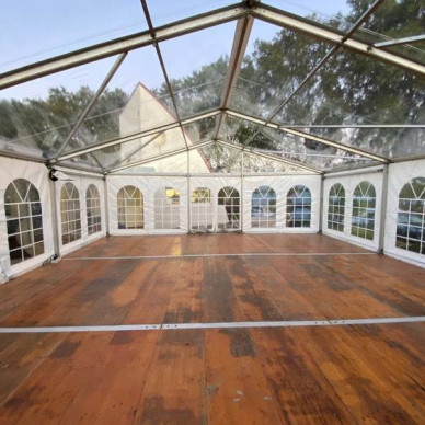 Chapiteau avec fenêtres Windows par LDC location de chapiteaux pour agrandir un restaurant en hiver