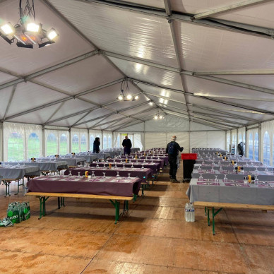 LDC a installé plusieurs chapiteaux près de Mâcon en Bourgogne pour le tournage d'un film de cinéma