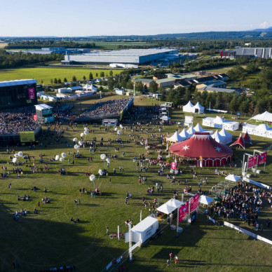 LDC location de chapiteaux pour événements culturels comme le Festival Printemps de Pérouges aux portes de Lyon