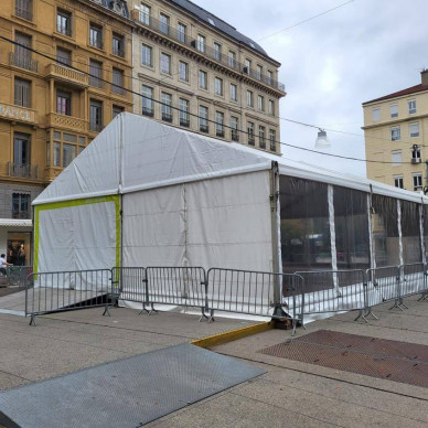 LDC fournit plusieurs chapiteaux pour la Fête du livre, événement culturel à Saint Etienne
