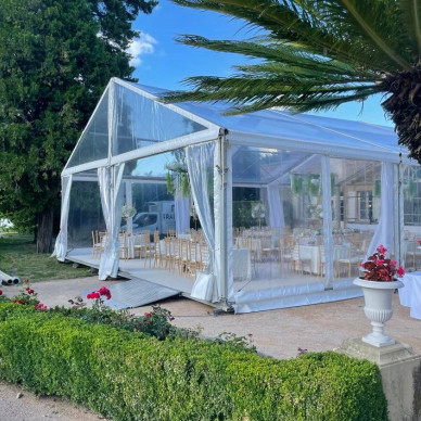 Location de chapiteau LDC pour mariage dans le Beaujolais avec lumière du jour et vue sur les vignes