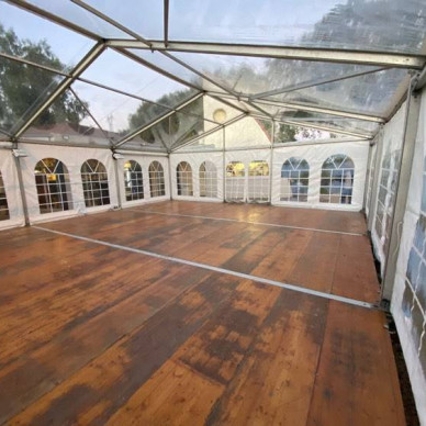 Chapiteau avec fenêtres Windows par LDC location de chapiteaux pour agrandir un restaurant en hiver