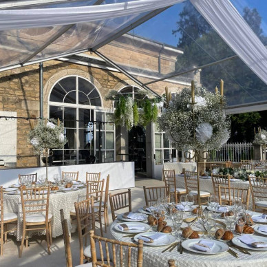 Location de chapiteau LDC pour mariage dans le Beaujolais avec lumière du jour et vue sur les vignes
