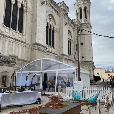 Location de tente arquée à DLC par une agence événementielle pour un événement à Lyon