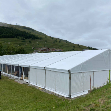 Location de chapiteaux par LDC pour un salon en plein air en montagne