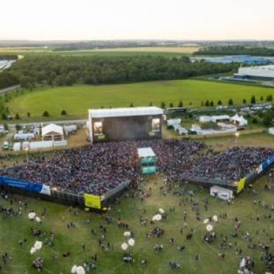 LDC location de chapiteaux pour événements culturels comme le Festival Printemps de Pérouges aux portes de Lyon