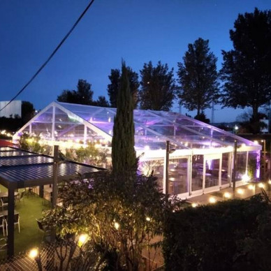 Agrandissement de restaurant avec chapiteaux loués par LDC