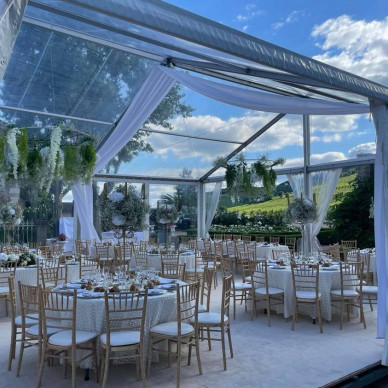 Location de chapiteau LDC pour mariage dans le Beaujolais avec lumière du jour et vue sur les vignes
