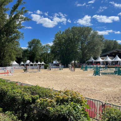 Location de chapiteaux pour un Jumping à Lyon, LDC partenaire des événements sportifs