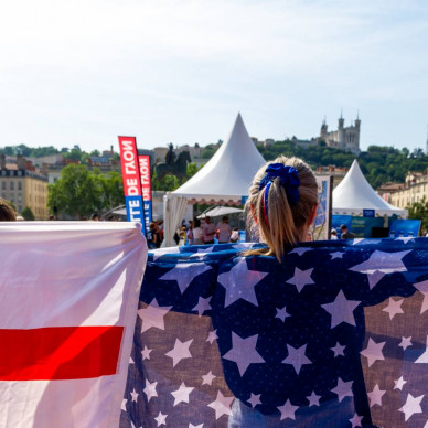 Fan zone de la coupe du monde féminine de foot à Lyon avec des chapiteaux LDC