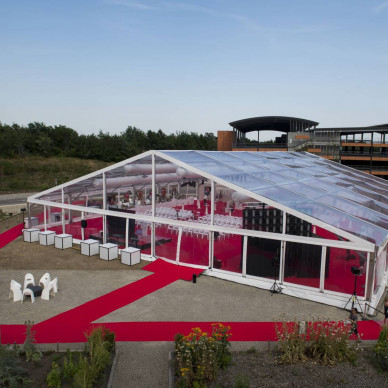 Location de chapiteau LDC traditionnel avec entoilage cristal pour inaugurer une entreprise de Lyon.