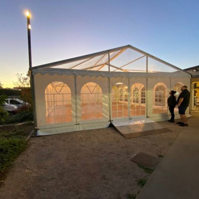 Chapiteau avec fenêtres Windows par LDC location de chapiteaux pour agrandir un restaurant en hiver