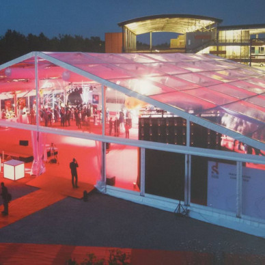 Location de chapiteau LDC traditionnel avec entoilage cristal pour inaugurer une entreprise de Lyon.