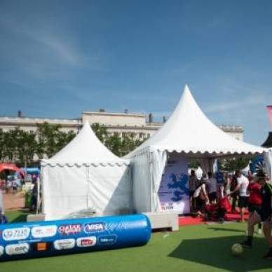 Fan zone de la coupe du monde féminine de foot à Lyon avec des chapiteaux LDC