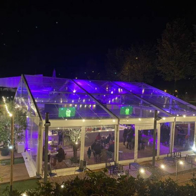Agrandissement de restaurant avec chapiteaux loués par LDC