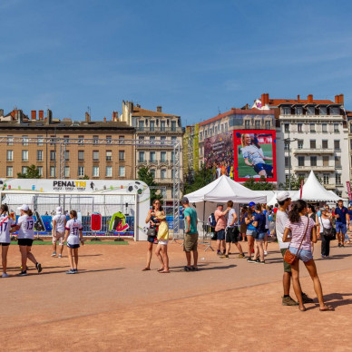 Fan zone de la coupe du monde féminine de foot à Lyon avec des chapiteaux LDC