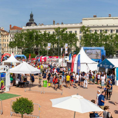 Fan zone de la coupe du monde féminine de foot à Lyon avec des chapiteaux LDC
