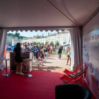 Fan zone de la coupe du monde féminine de foot à Lyon avec des chapiteaux LDC